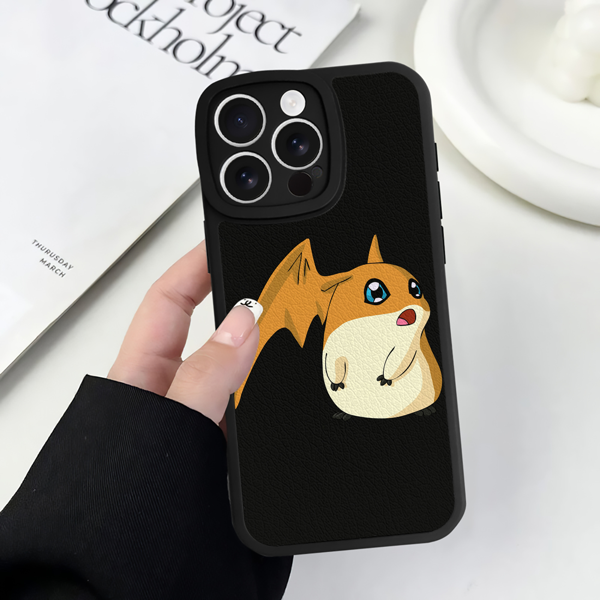 （画像用） Digimon デジタルモンスター/デジモン 【iPhone 16シリーズ対応】シリコンスマホケース（レザー調） 材質：シリコン